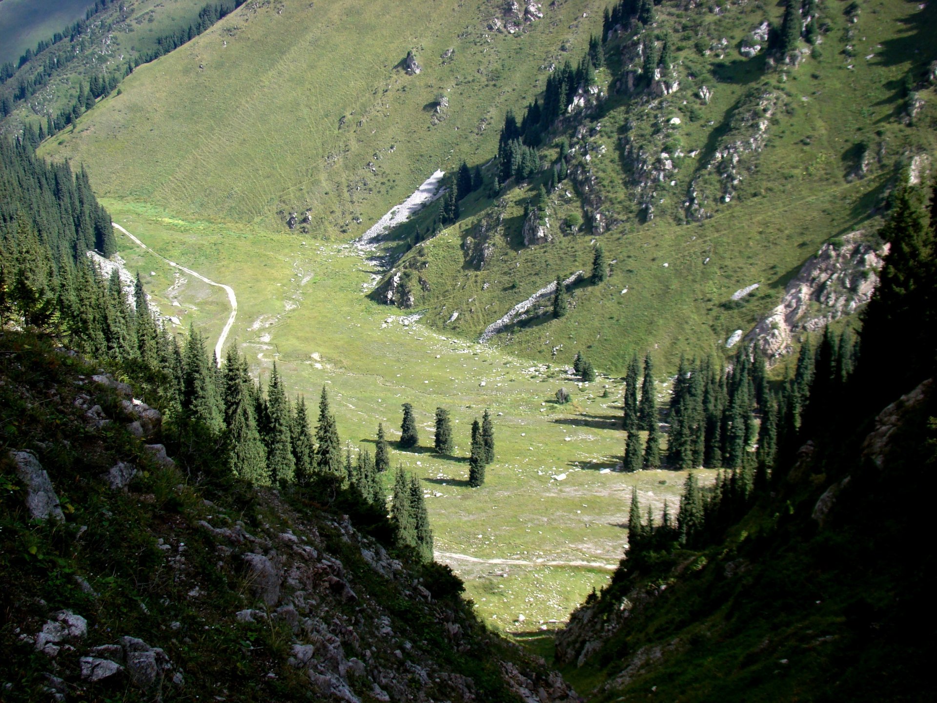 montagnes gorge clair de lune kazakhstan