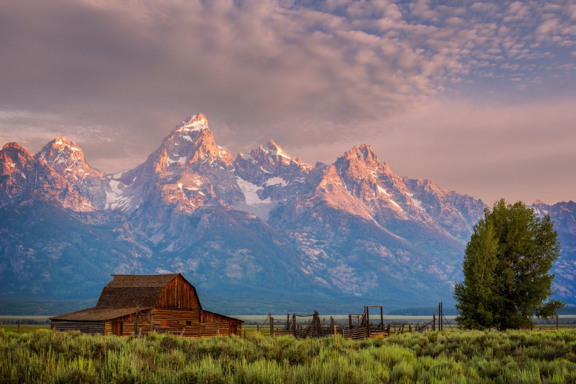 états-unis wyoming parc national grand teton montagnes arbres maison soirée ciel nuages