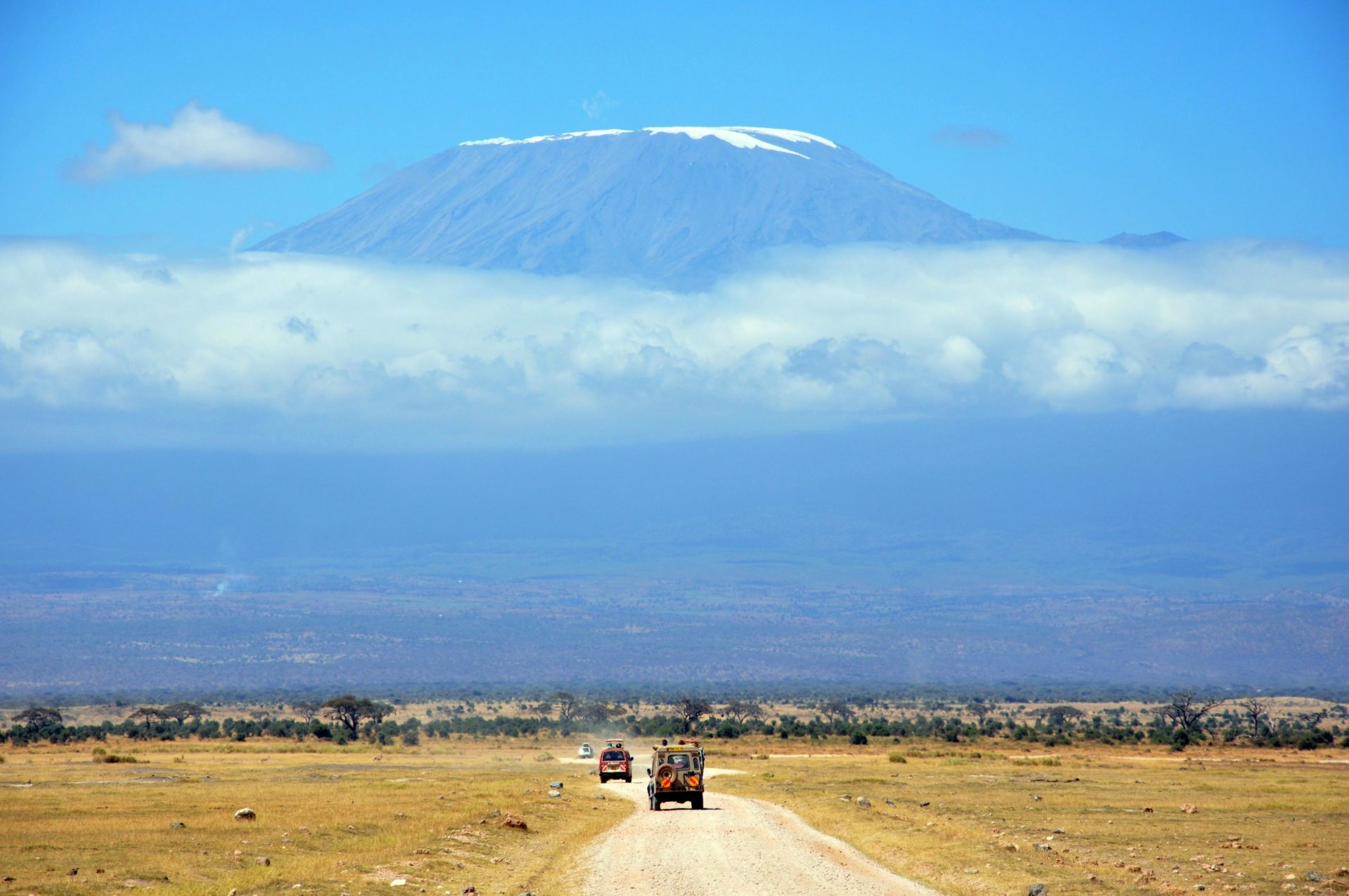 paysage afrique route voiture montagne ciel nuages savane safari vacances vacances