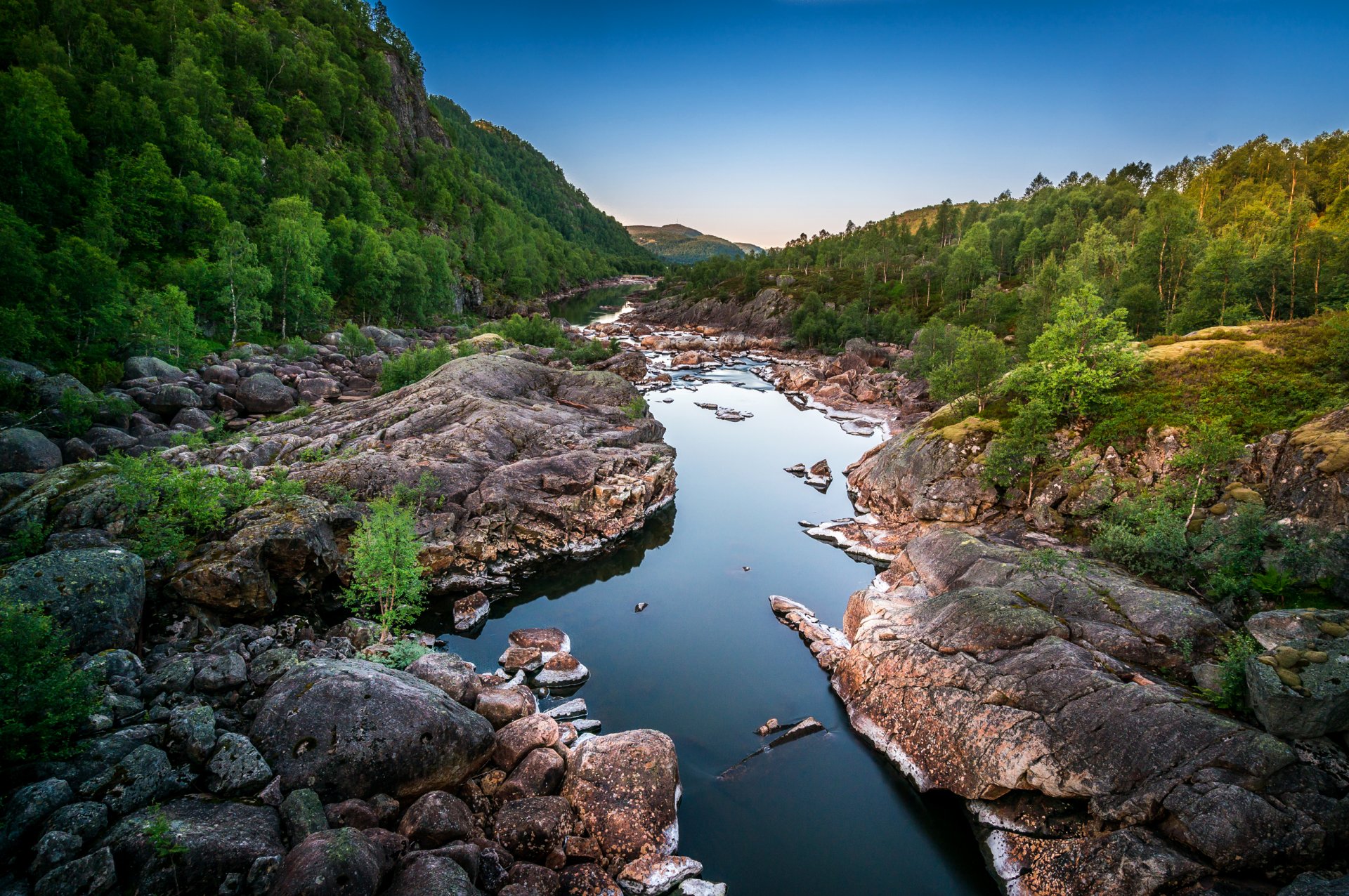 cielo fiume montagne rocce rocce alberi foresta paesaggio