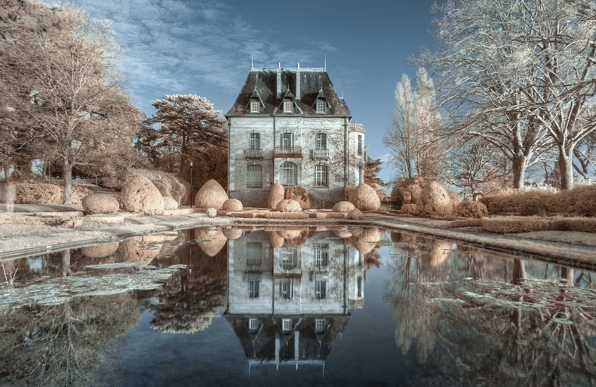 château de truyes castle reflection