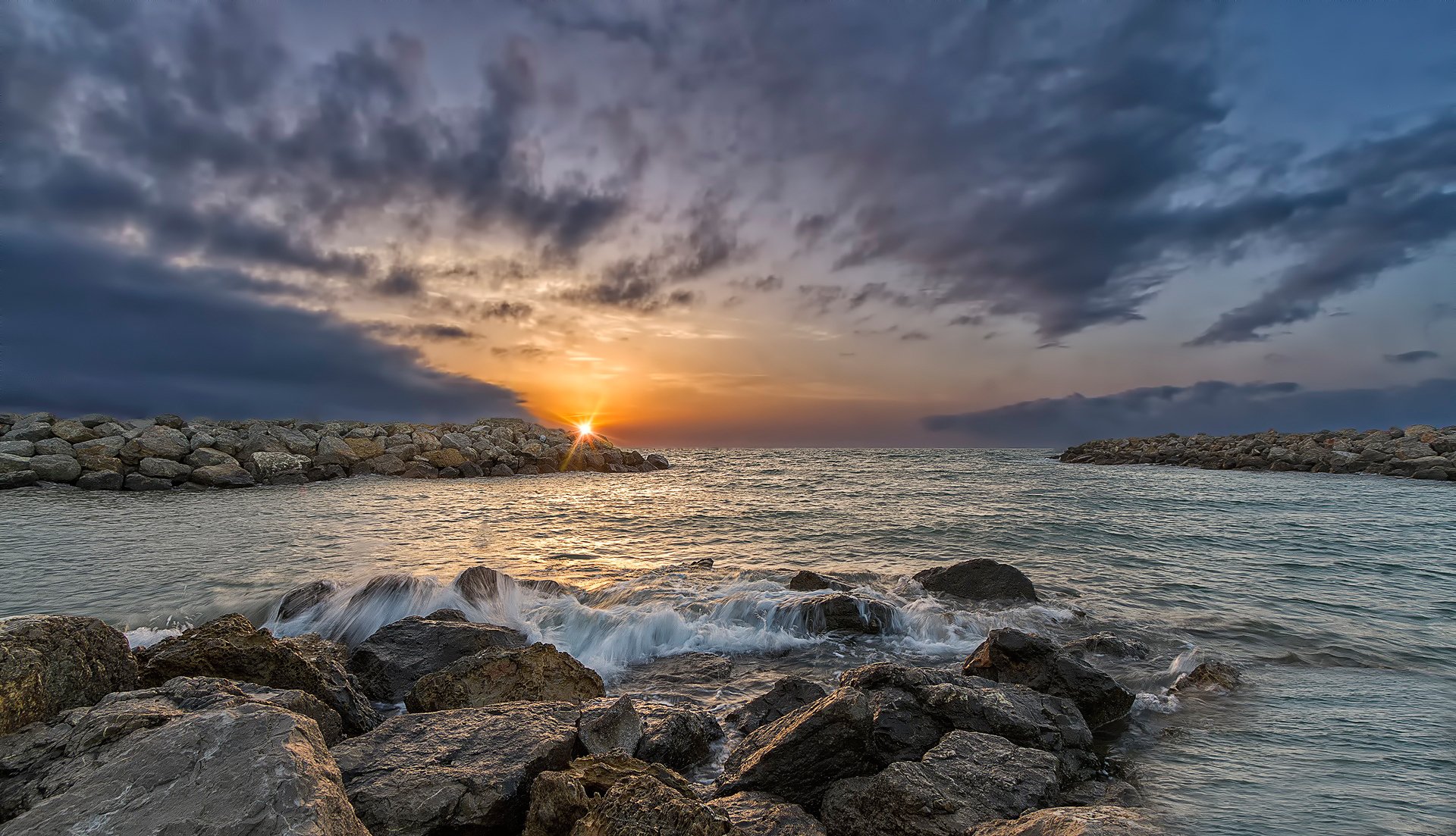 gruissan amanecer piedras mar francia