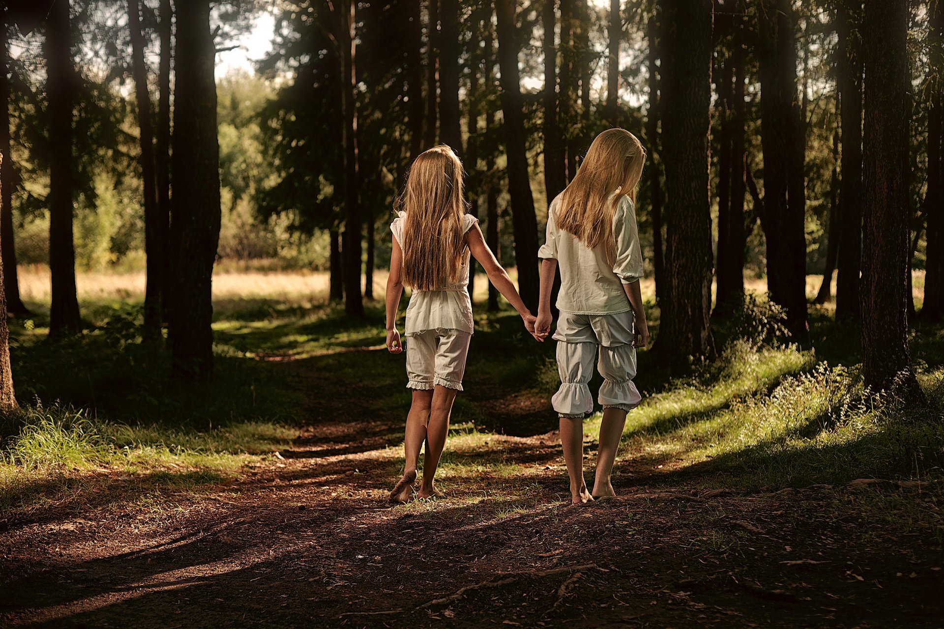 filles couple cheveux marche forêt verdure herbe route sentier