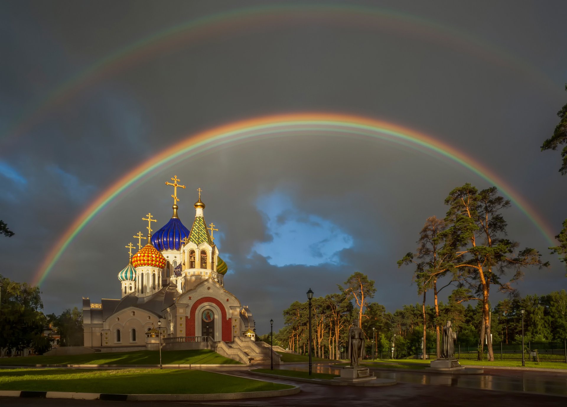 tempel des heiligen fürsten igor von tschernigow regenbogen peredelkino moskau patriarchenhof