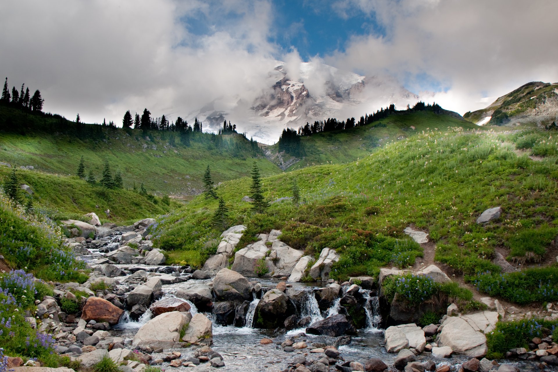 landschaft berge himmel wolken fluss steine bach gras bäume wasser