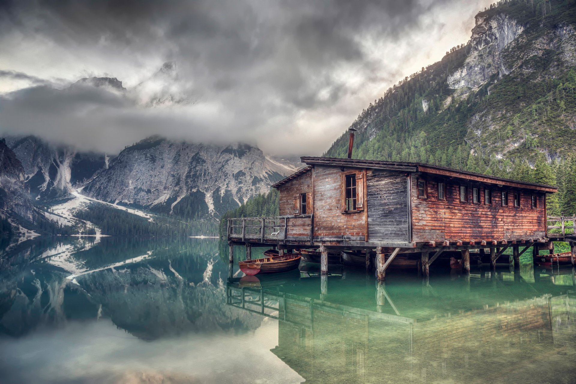 lac braies lac bateau montagnes réflexion