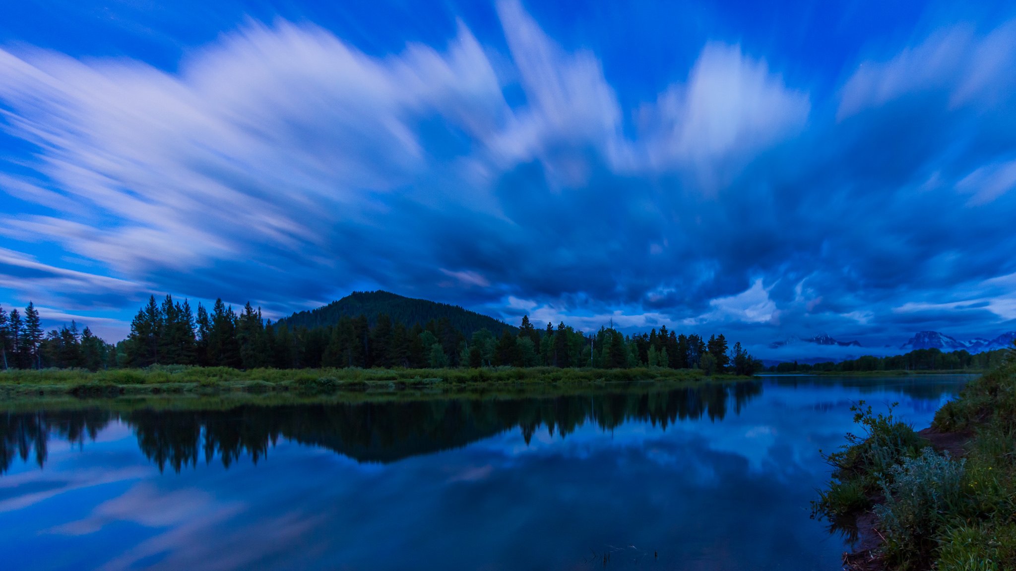 usa grand teton park narodowy grand tetons rzeka woda powierzchnia odbicie brzeg drzewa las błękit niebo chmury natura poranek przed świtem