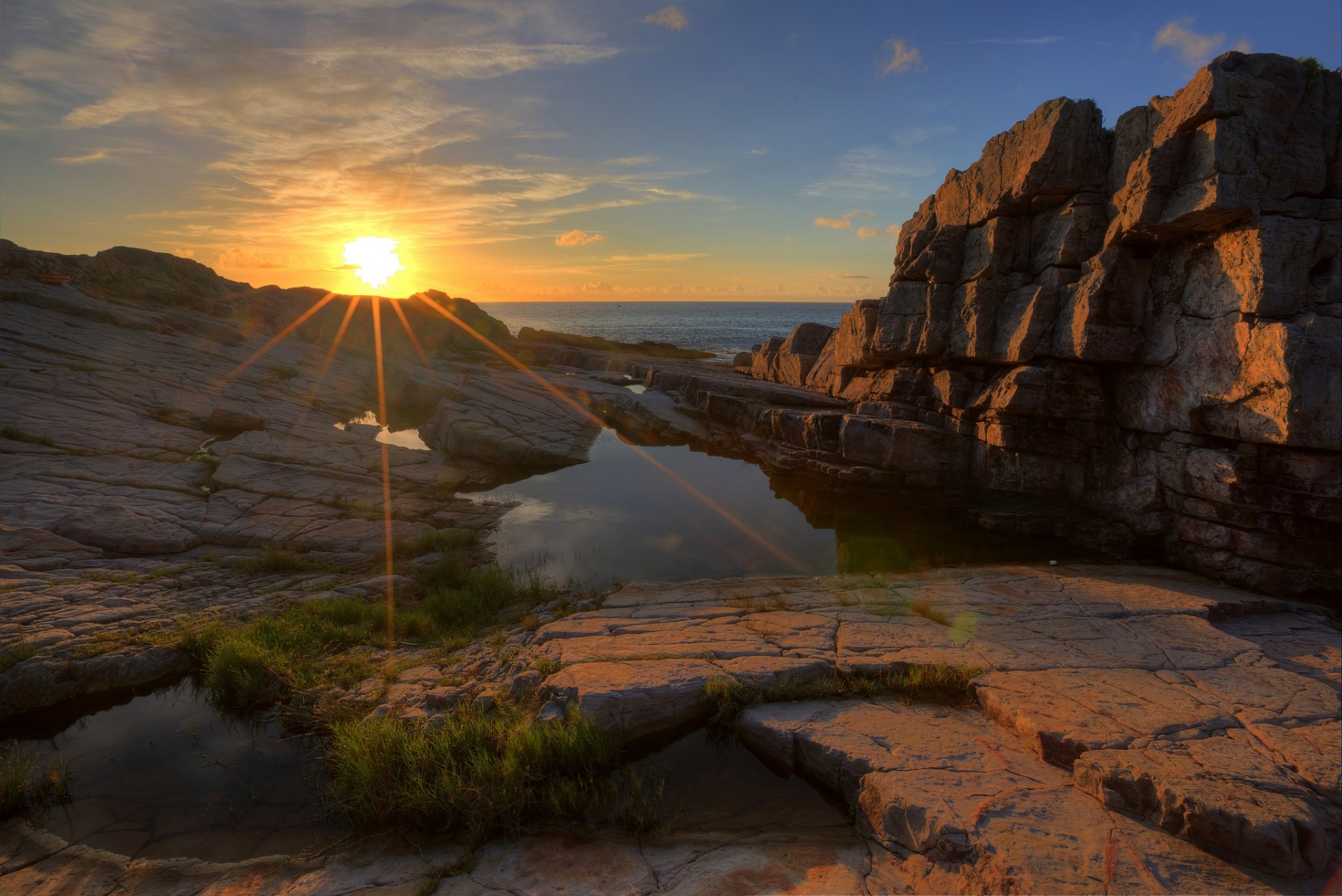 mer pierres rochers coucher de soleil soleil rayons