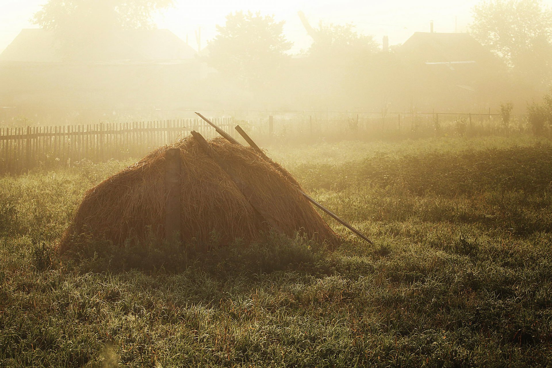 pajar heno mañana pueblo niebla