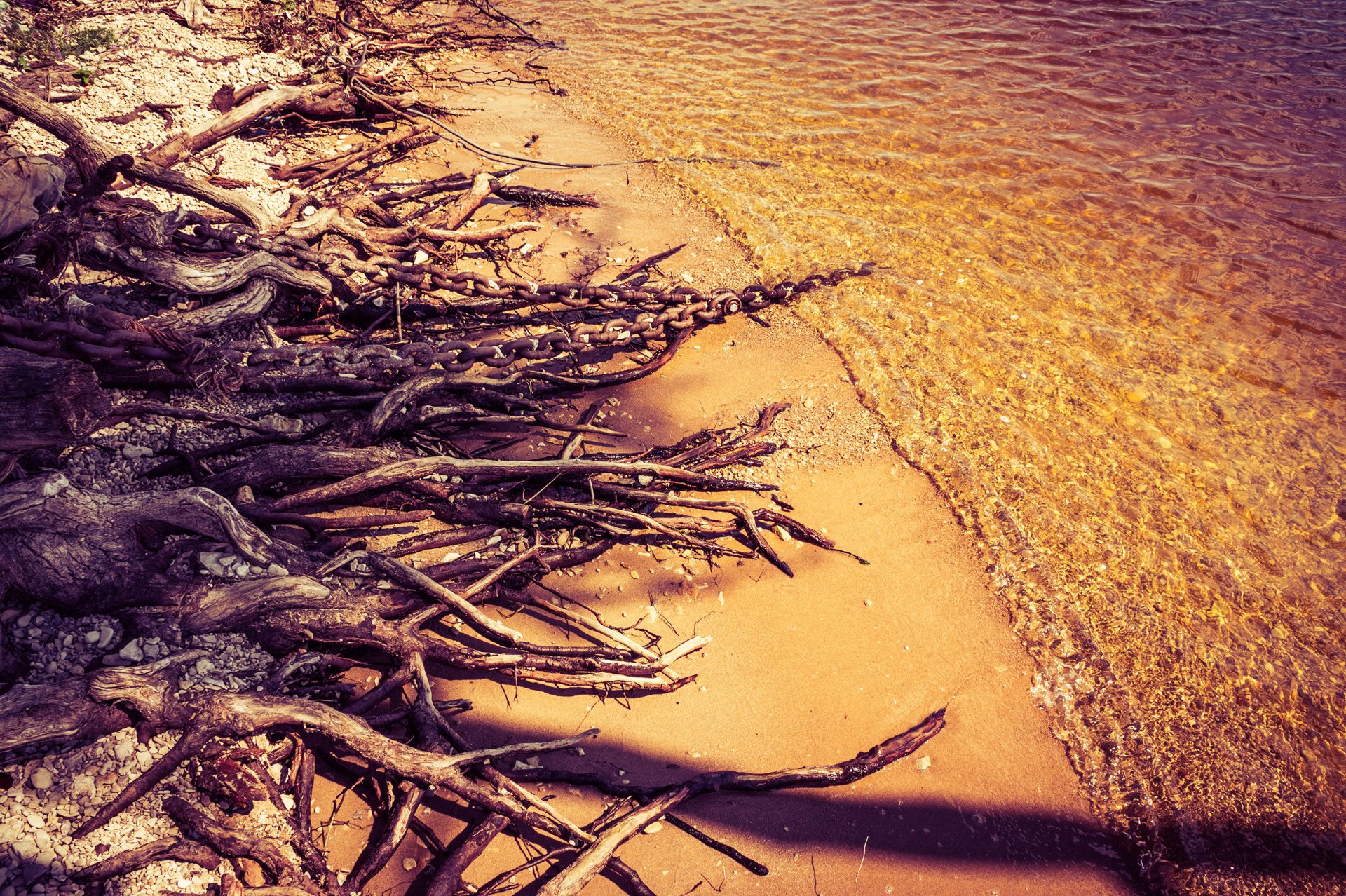 kazan russie eau surface nature pierres sable plage soleil chaîne arbre quai