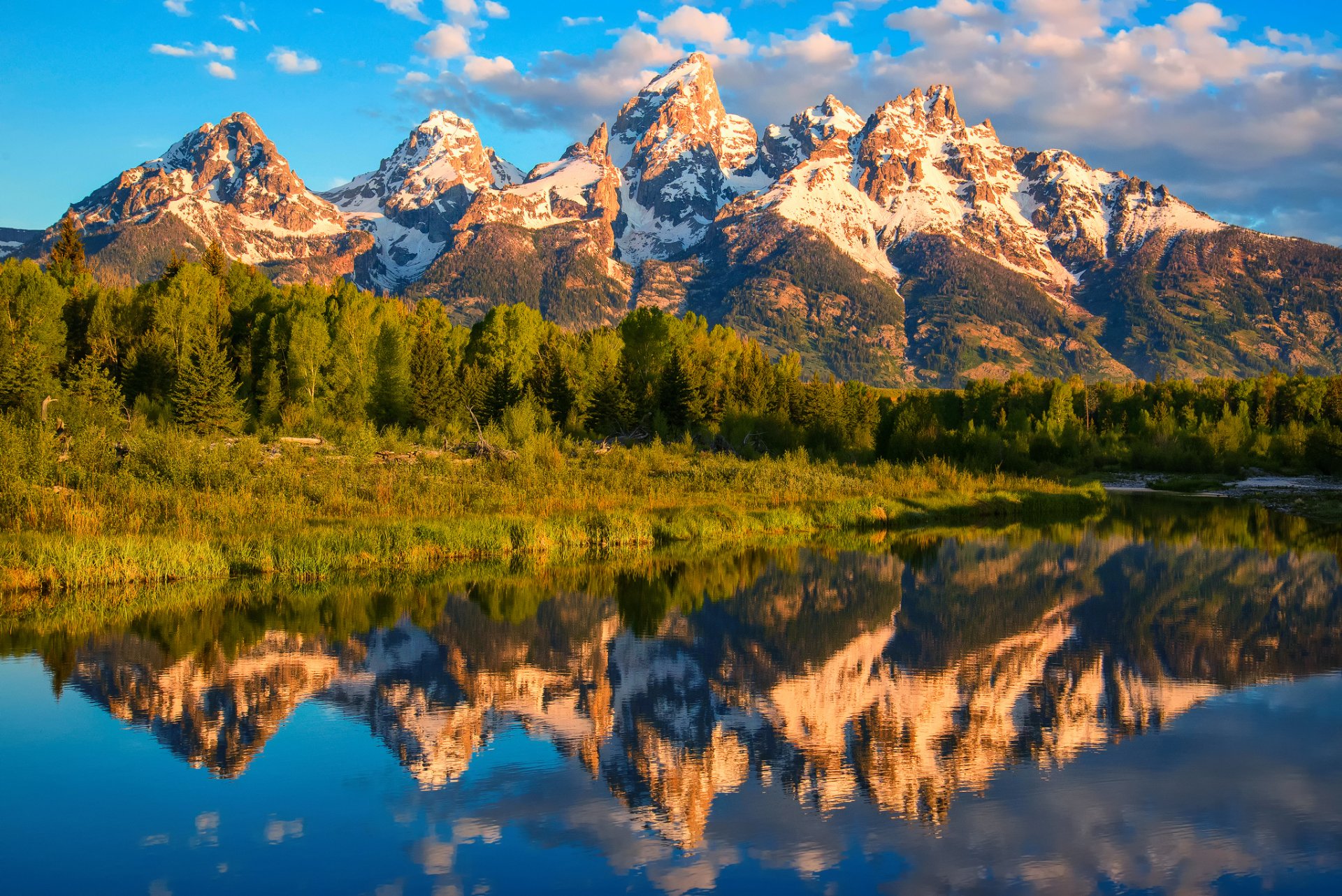 estados unidos wyoming parque nacional grand teton schwabachers aterrizaje montañas bosque agua nubes cielo reflexiones verano