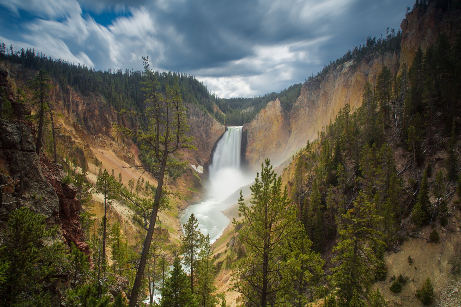 canyon junction wyoming isa lower falls parque nacional de yellowstone cascada roca bosque