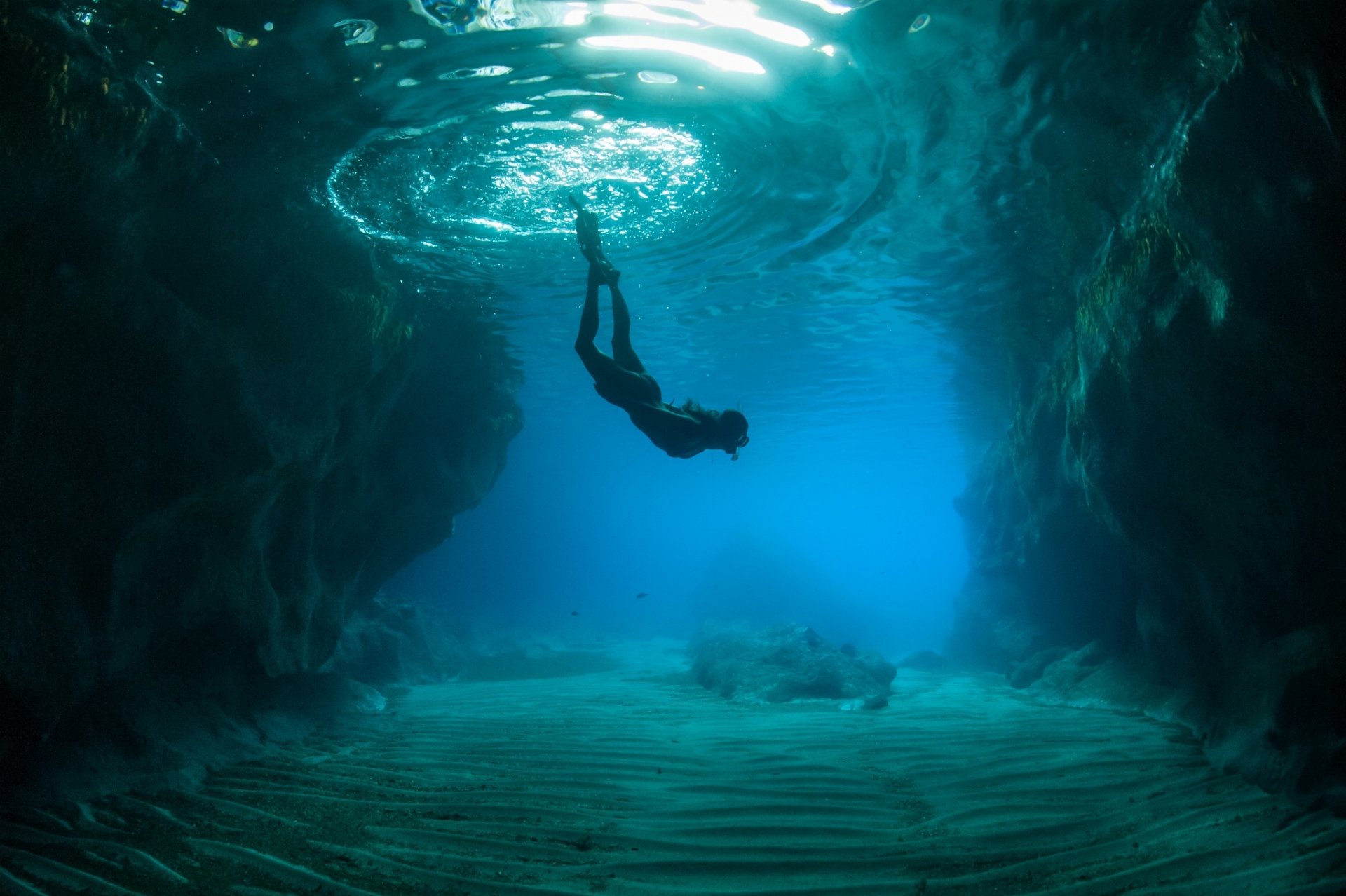 mundo submarino océano fondo rocas hombre