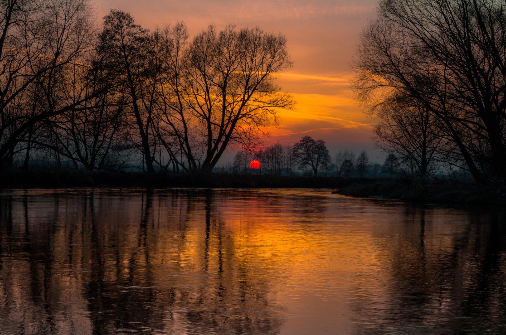 fiume alberi tramonto riflessione