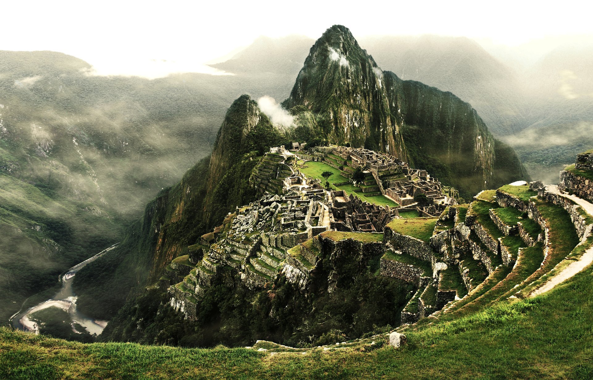 machu picchu perù città inca montagna gradini nuvole fiume