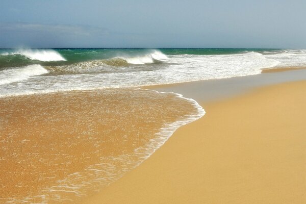 Das Meer und der schöne Sandstrand