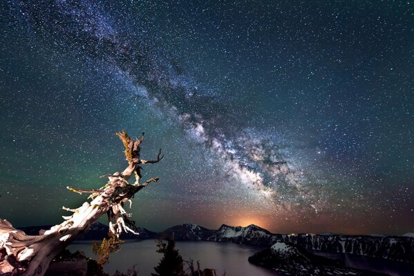 W Oregonie w parku narodowym crater lake można zobaczyć krajobraz nocnego nieba i Drogi Mlecznej