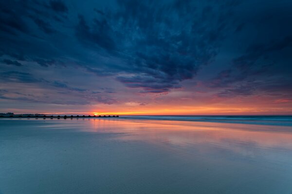 Over the sea a minute before nightfall