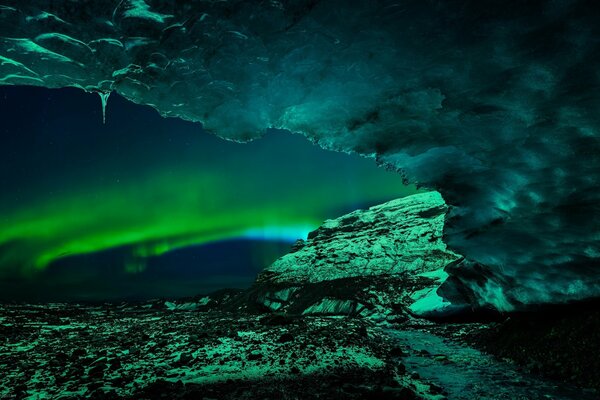 Lueur dans la grotte de glace