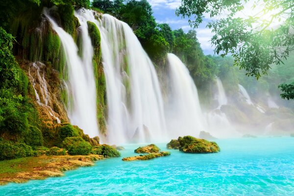 Una bella cascata sfocia nel lago blu