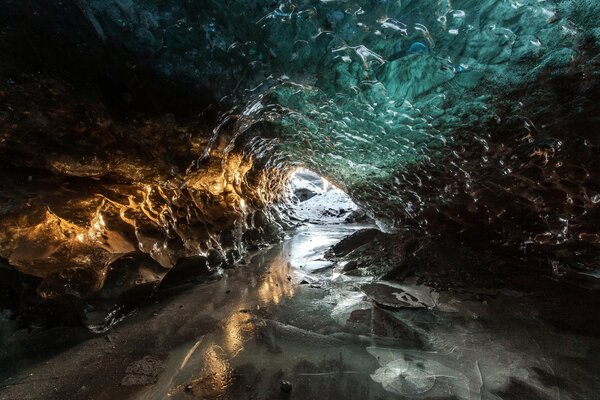 Luce fredda a khod nella grotta