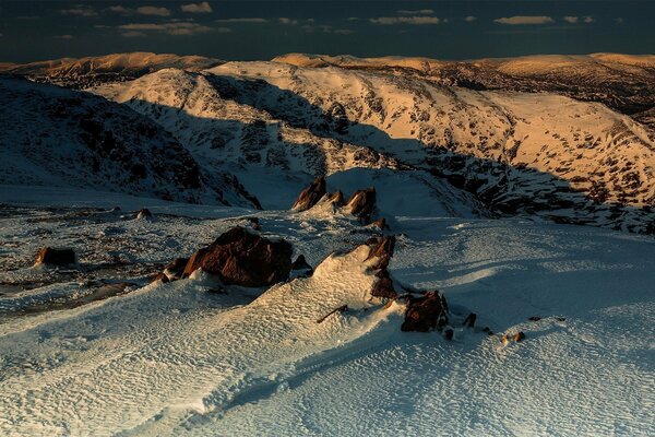 The sun is shining mountains and snow