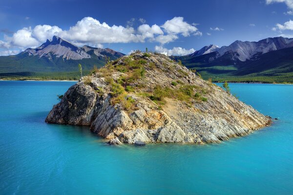 Montañas alrededor del lago azul