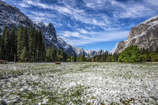 Erster Schnee in den Intergebirgen in Kalifornien