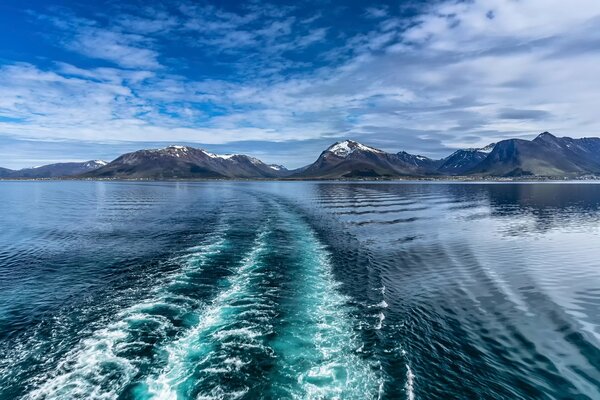 Mare turchese vicino alle montagne norvegesi