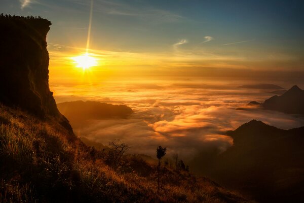 In Laos vista del sole tra le nuvole e le rocce