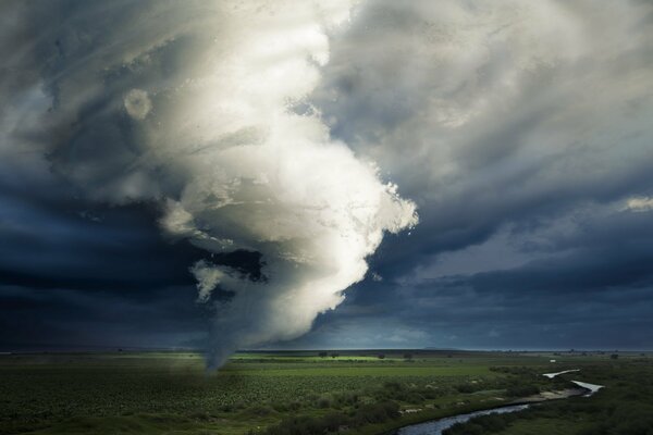 Ein schrecklicher Tornado kommt auf die Erde