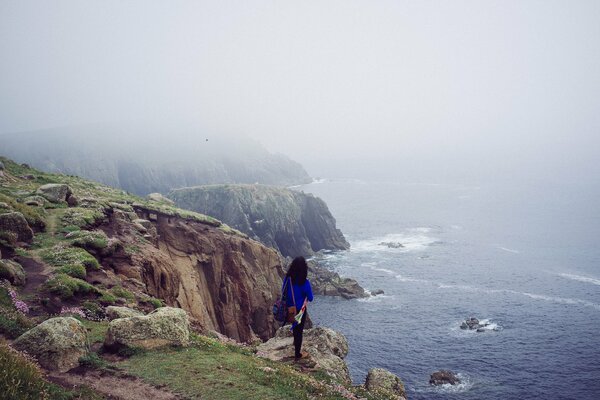 Fille debout sur le bord d une falaise