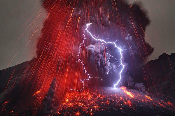 Erupción volcánica. Ráfagas brillantes. Relámpagos, truenos y fuego