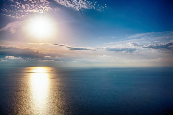 Mar iluminado por el sol al atardecer