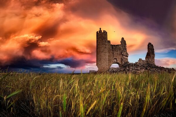 En el fondo del cielo, las nubes y el campo de las ruinas huele a misticismo