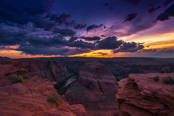 Klify Wielkiego Kanionu pod chmurami o zachodzie słońca. Horseshoe Bend Rzeki Kolorado. Arizona, USA