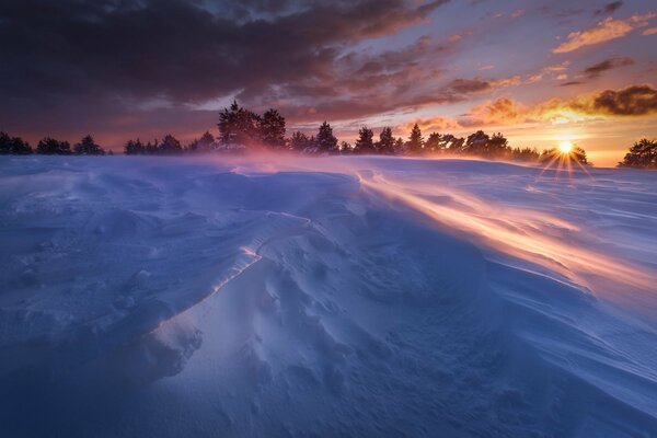 El sol brilla en derivas de nieve