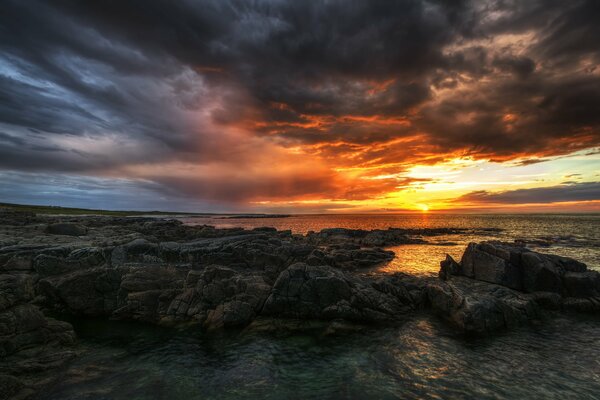 Maravillosa puesta de sol en el mar en Irlanda