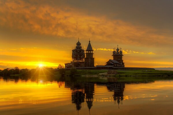 Die Reflexion der Kirche im Wasser im Morgengrauen