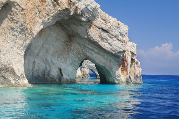 Paesaggio marino con grande roccia