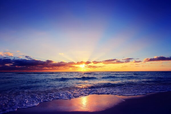 Beau coucher de soleil sur le soleil de la mer et les nuages