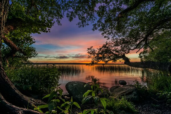 Bellissimo tramonto sulla riva del Lago vuoto jogur