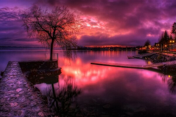 Die Landschaft des verwunschenen Sonnenuntergangs über dem See