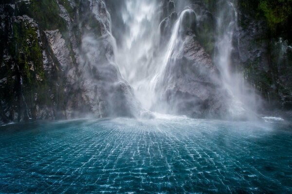 Nature merveilleuse avec cascade et rochers