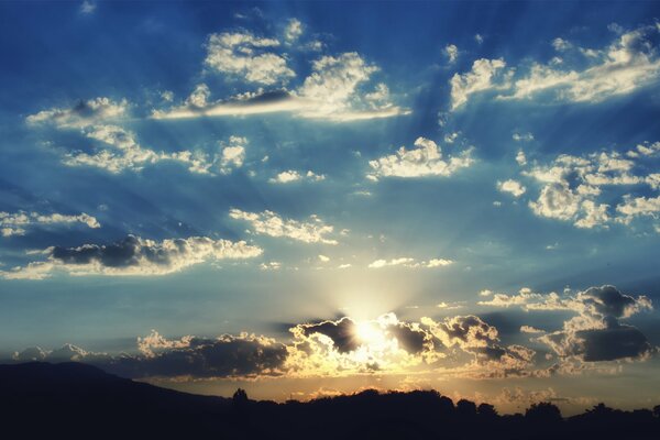 Cielo, nubes y puesta del sol