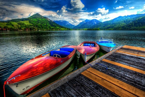 Paysage de lac avec des bateaux et des nuages dans le ciel