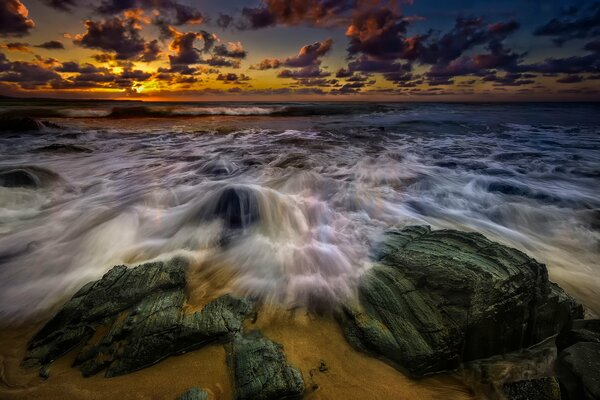 Vagues et pierres au bord de la mer