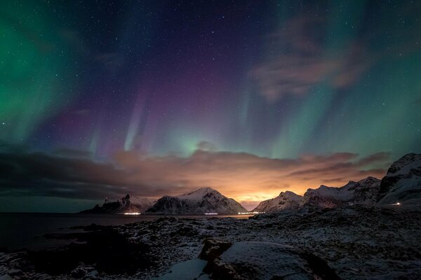 Aurora boreal en la noche en invierno