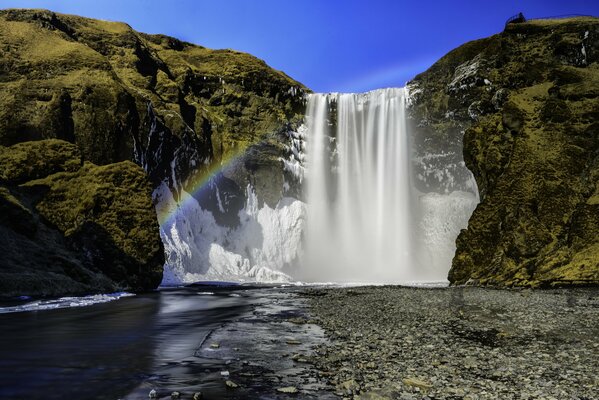 Tęcza na wodospadzie Skogafoss