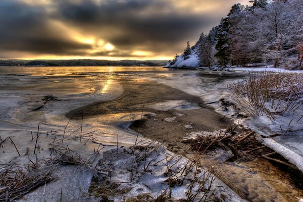 En Suecia, la naturaleza misteriosa: prestar atención al agua, la nieve, los árboles